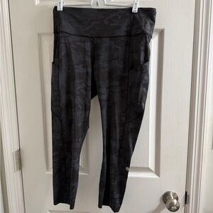 Lululemon Black Camo Pocket Capri Leggings 10 Pants